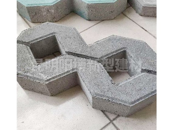 昆明八字植草磚在園林設(shè)計(jì)中的應(yīng)用優(yōu)勢(shì)有哪些呢？